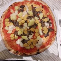 Vegan Pizza with tomato, rice cheese, mushrooms, potatoes, lupine wurstel at Pizzeria Gardesana in Bussolengo