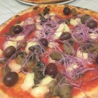 Vegan pizza with mushroom black olives and onion at Pizzeria Gardesana in Bussolengo