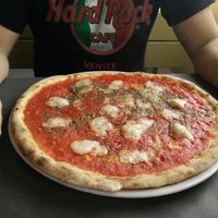 Pizza Adele, veganer Käse, Tomate, Oregano. at Pizzeria Gardesana in Bussolengo