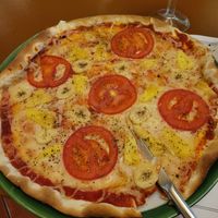 Vegan tropical pizza at Francesinhas Al Forno da Baixa in Porto