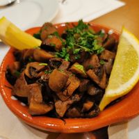 Vegan starter: mushrooms bulhão style at Francesinhas Al Forno da Baixa in Porto
