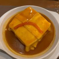 Francesinha de seitán (10,70€) at Francesinhas Al Forno da Baixa in Porto