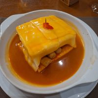 Veganes Francesinha mit Seitan at Francesinhas Al Forno da Baixa in Porto