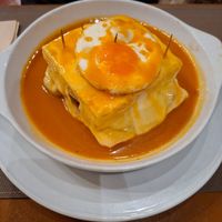Traditionelles Francesina (nicht vegan) at Francesinhas Al Forno da Baixa in Porto