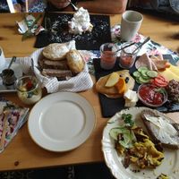 Derfs e bissje mehr soi für 2, dazu V-Rührei mit V-Speck, Joghurt mit frischem Obst und einer Erdbeerwaffel mit Eis und Sahne. Mein absolutes Highlight war die lewwerworscht ohne at Frollein Elfriede in Worms