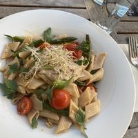 Bratnudeln mit grünem Spargel, Tomaties und Cashew-Soße 👌🏽  at Gruene Kombuese in Rostock