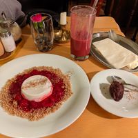 Panna Cotta und Dattel in Schokolade mit Erdnussfüllung at Gruene Kombuese in Rostock