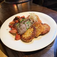 Sauerkrautbratlinge | Ofengemüse | Rote Beete-Quinoa | Schwarze Bohnenhummus  at Gruene Kombuese in Rostock