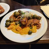 Barbeque-Bohnenseitan | Kartoffelpavé | Kürbis-Senfsauce | Rosenkohl  at Gruene Kombuese in Rostock