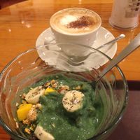 Spirulina bowl with Soy Latte at Mauloa Acai and Cafe in Osaka