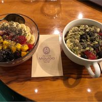 Pitaya bowl and an açai bowl at Mauloa Acai and Cafe in Osaka