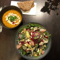 Small plate daal and summer bowl at roots - Lintheschergasse in Zurich