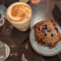 blueberry cake & chai latte at roots - Lintheschergasse in Zurich