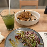When my bowl of pancakes with the cashew cream and quinoa, berry crunch arrived too 🤤   at roots - Lintheschergasse in Zurich
