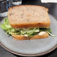 Sandwich à l’avocat  at roots - Lintheschergasse in Zurich