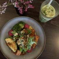 Protein Bowl and Matcha Latte  at roots - Lintheschergasse in Zurich