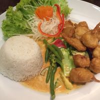 Rotes Erdnuss Curry mit veganem Hähnchen at Savory Chay in Berlin