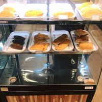 Vitrine de Salgados, quiche de alho poró, coxinha de jaca, bauruzinho de soja com vegarela entre muitas outras deliciosas opções / 
demonstration snacks ready , leek quiche, drumstick jackfruit , soy bauruzinho with vegarela among many other deli at Cantinho da Terra in Santos