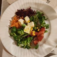 Ensalada con feta at Vegaviana in Madrid