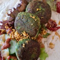 Heeijke pita spinazie falafel met zongedroogde tomaatjes en meer. Mmmm. at SEM Sla En Meer in Amersfoort