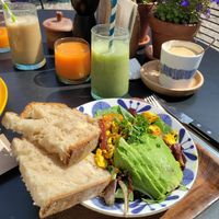 Veganes Tofu "Rührei" mit Avocado, dazu Cappuccino mit Hafermilch at Domburgsche Bier en Melksalon in Domburg