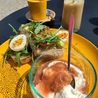 Vegetarisch: Brot mit Avocado, Tomate, Ei und Joghurt mit Rhabarber at Domburgsche Bier en Melksalon in Domburg