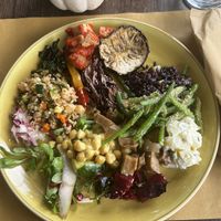 Veganer Teller, ca. 500g, ca. 17€   at Bio Essere in Arco