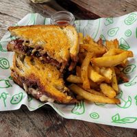 Champion Toast mit veganem Mozarella und karamellisierten Zwiebeln at Green Room Cafe in Jaco