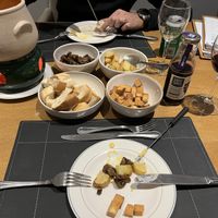 Acompanhamento do fondue de queijo , cogumelos tofú, batata rústica e pão a vontade ! Tudo muito saboroso 😋   at Hotel Serra da Estrela - Restaurante Alquimia in Campos Do Jordao