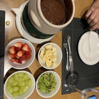 Fondue de chocolate vegano 🌱 chocolate maravilhoso, não é muito doce, as frutas são docinhas e muito saborosas ! Morango 🍓 orgânico, 🥝 kiwi, uva thompson sem caroço,  at Hotel Serra da Estrela - Restaurante Alquimia in Campos Do Jordao