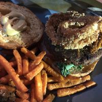 Faux bacon and cheese burger with onion rings with sweet potato fries 💚 at FOREVER in Mexico City