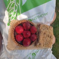Veganes Erdbeertörtchen und veganer Streuselkuchen at Muehlenbackerei in Schwerin