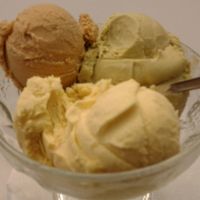 Pistache, baunilha e caramelo   at Gelados Fragoleto in Lisbon