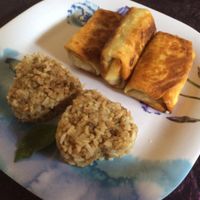 Rollitos Primavera :) rellenos de vegetales salteados con salsa de soya. 100% Vegan. Acompañados de arroz frito. Están deliciosos!! at Tushty in Queretaro