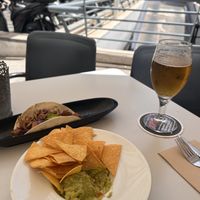 El taco muy bueno y el guacamole con totopos caseros también, eso sí, me pareció caro para lo que era. 17€ con la cerveza.  at Recyclo Bike Cafe in Malaga