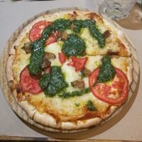 Caprichosa pizza with vegan cheese at Vegetalia - Born in Barcelona