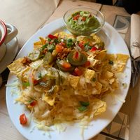 Nachos completos con guacamole, queso, jalapeños, crema agria y pico de gallo (opc. v +1€ supl. = 10,80€) at Vegetalia - Born in Barcelona