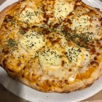 Pizza 4 quesos at Vegetalia - Born in Barcelona