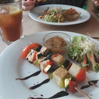 Tofu skewers with mango chutney at Vegetalia - Born in Barcelona