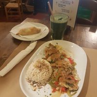 Heura ( veggie pollastre) amb verdures saltejades i salsa de calcuetes at Vegetalia - Born in Barcelona