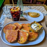 Pan con tomates y seitàn empanadas con sangria. at Vegetalia - Born in Barcelona