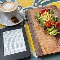 Café latte (leche de almendras) y tostón de palta con tofu revuelto  at Casa Munay in Buenos Aires