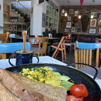 Brunch al plato: tofu revuelto con espinaca, acompañado de palta, tomates cherry y pan de la casa  at Casa Munay in Buenos Aires