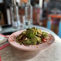 Veganer Salat aus Tomaten, Blattsalat und Avocado mit warmen Champignons und Zucchini. at The V Factor in Lanzarote