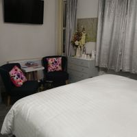 Bedroom with sitting area and ensuite at St. Edmund's Guest House in Paignton