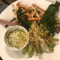 «No fritta» con salsa tártara, flor de calabacín con crema de arroz, bastoncino y el chip de kale más fino y crujiente del mundo. ¡Plato delicioso! at Botanica Lab in Bologna