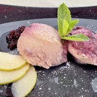 Griesspudding mit Beeren at Traube in Ottikon Bei Gossau
