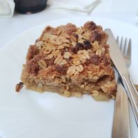 Crumble de maçã at Pausa Util in Braga
