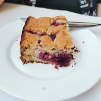 Bolo de côco ralado com frutos vermelhos at Pausa Util in Braga