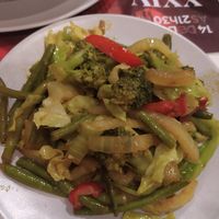 Plato de legumbres acompañando a la francesinha muy ricas at Pausa Util in Braga
